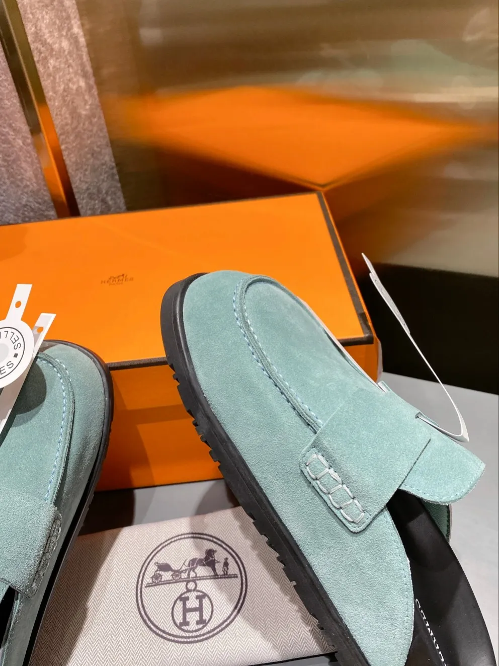[H Family Hermès] P: 520💰 Size: Male 39-44 (45 customized) Female 35-40 (41 customized) HERMES Hermès' latest couple's cute Birkenstock slippers. Summer really needs versatile slippers. They look good no matter how you match them. They have a casual and high-end feel. The comfort is also great. They are paired with a variety of colorful socks. They are trendy. Hermès 2023 new half slippers are high quality. ●Upper: imported cow suede ●Inner lining: imported sheepskin ●Foot pads: imported mixed sheepskin ●Outsole: Tpu non-slip and wear-resistant outsole